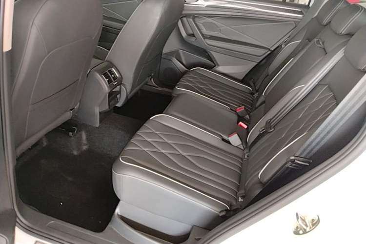 Used Volkswagen Tiguan L 2024 Outstanding Model 300TSI Automatic Two-Wheel Drive Longteng Edition Left Rear Seat