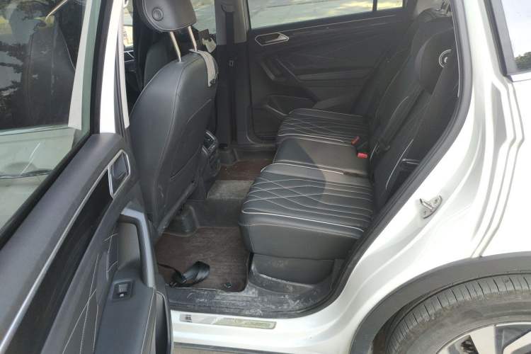 Used Volkswagen Tiguan L 2024 Outstanding Model 300TSI Automatic Two-Wheel Drive Longteng Edition Left Rear Seat
