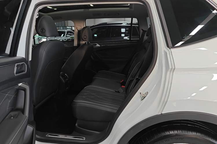 Used Volkswagen Tiguan L 2024 330TSI Automatic Two-Wheel Drive R-Line Enhanced Edition Left Rear Seat