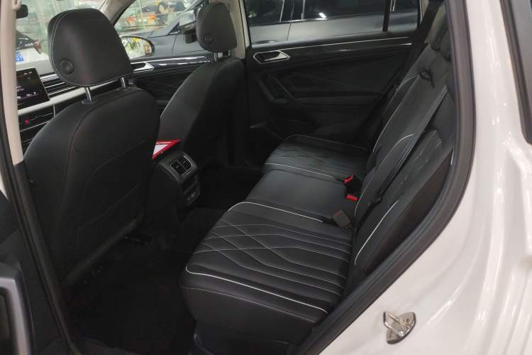 Used Volkswagen Tiguan L 2024 Outstanding Model 330TSI Automatic Two-Wheel Drive R-Line Dragon Glory Edition Left Rear Seat