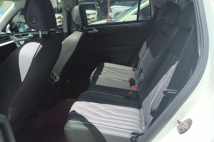 Used Volkswagen Tiguan L 2024 Outstanding Model 300TSI Automatic Two-Wheel Drive Longteng Edition Left Rear Seat