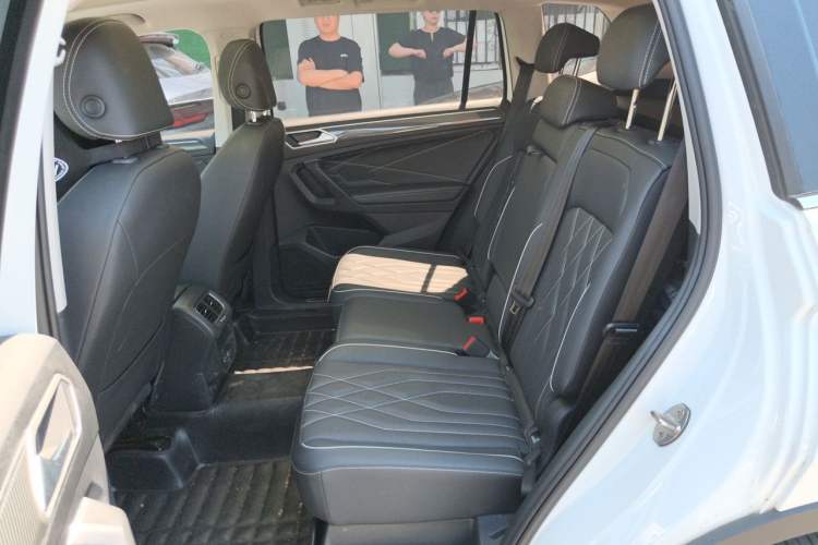 Used Volkswagen Tiguan L 2024 330TSI Automatic Two-Wheel Drive R-Line Enhanced Edition Left Rear Seat