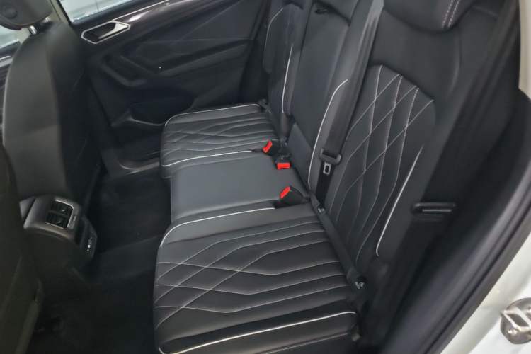 Used Volkswagen Tiguan L 2024 Outstanding Model 330TSI Automatic Two-Wheel Drive R-Line Dragon Glory Edition Left Rear Seat