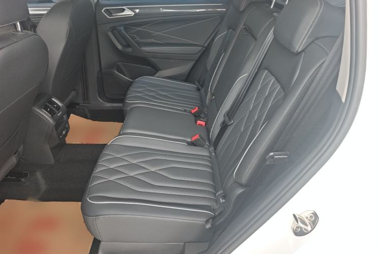 Used Volkswagen Tiguan L 2024 Outstanding Model 330TSI Automatic Two-Wheel Drive R-Line Dragon Glory Edition Left Rear Seat