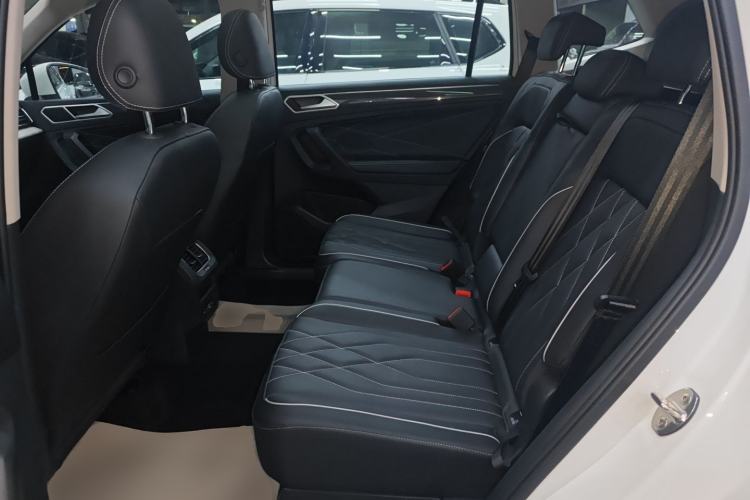 Used Volkswagen Tiguan L 2024 Outstanding Model 330TSI Automatic Two-Wheel Drive R-Line Dragon Glory Edition Left Rear Seat