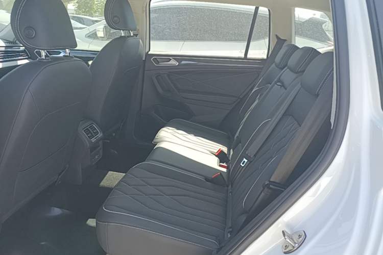 Used Volkswagen Tiguan L 2024 330TSI Automatic Two-Wheel Drive R-Line Enhanced Edition Left Rear Seat