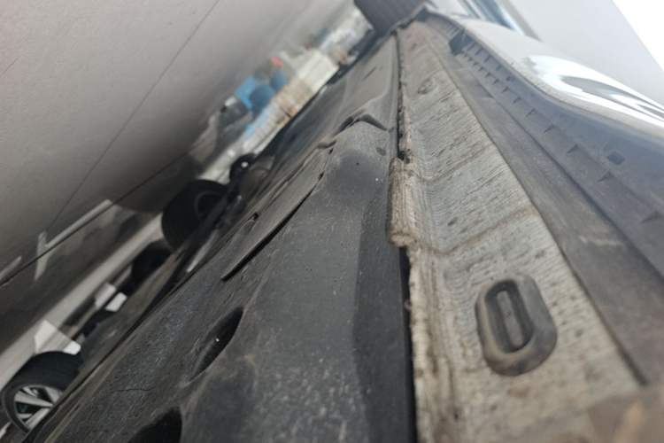 Used Volkswagen Tiguan L 2024 Outstanding Model 330TSI Automatic Two-Wheel Drive R-Line Dragon Glory Edition Left Side Sill