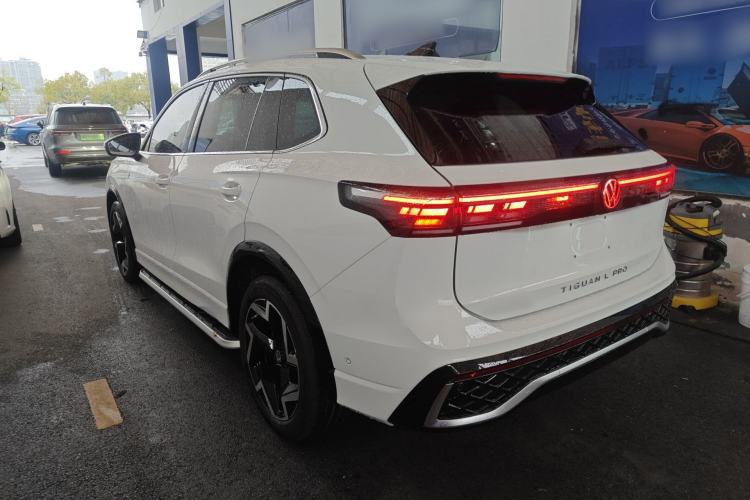 Used Volkswagen Tiguan L 2024 PRO 330TSI Two-Wheel Drive R-Line Smart Edition Rear Left 45 Deg