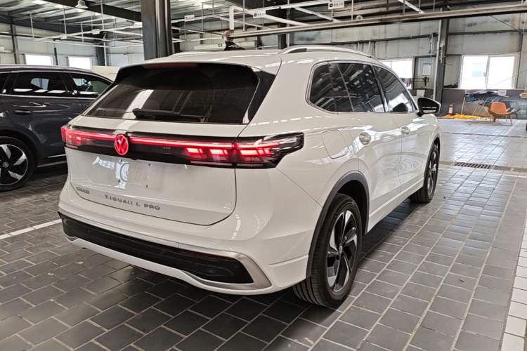 Used Volkswagen Tiguan L 2024 PRO 330TSI Two-Wheel Drive Smart Edition Rear Right 45 Deg