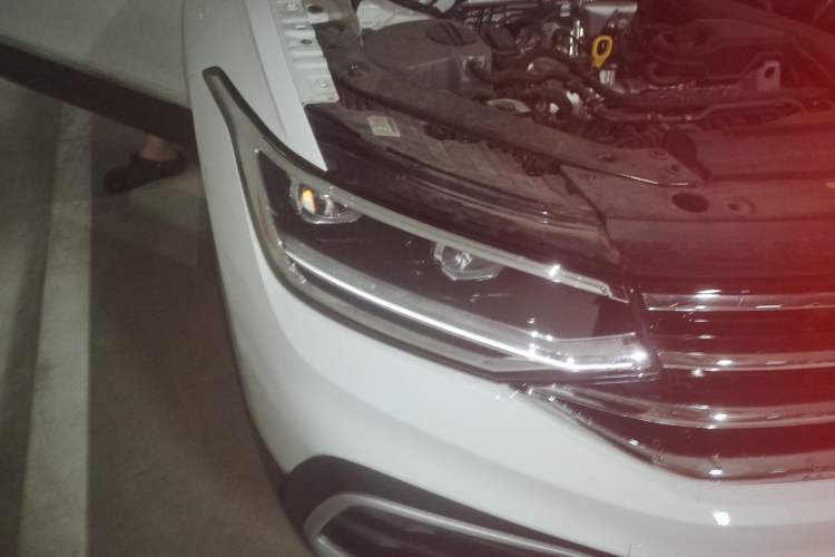 Used Volkswagen Tiguan L 2024 Outstanding Model 300TSI Automatic Two-Wheel Drive Longteng Edition Right Front Headlight