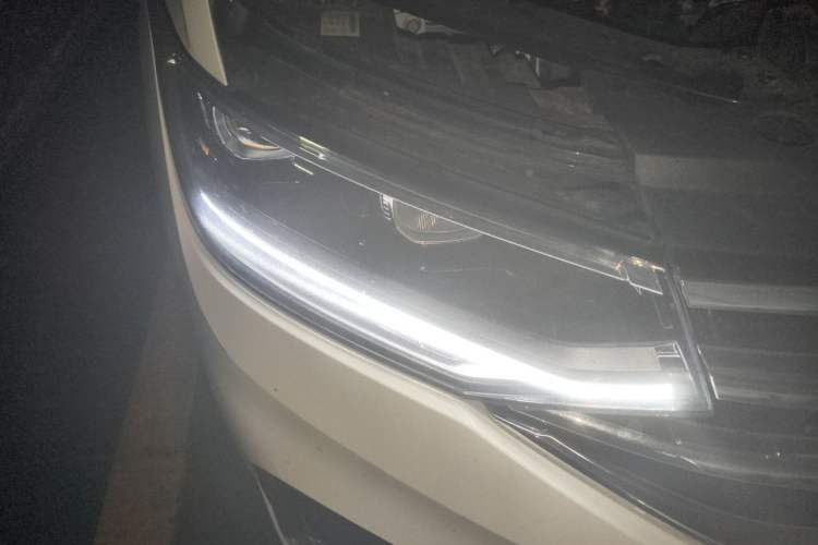 Used Volkswagen Tiguan L 2024 Outstanding Model 330TSI Automatic Two-Wheel Drive R-Line Dragon Glory Edition Right Front Headlight