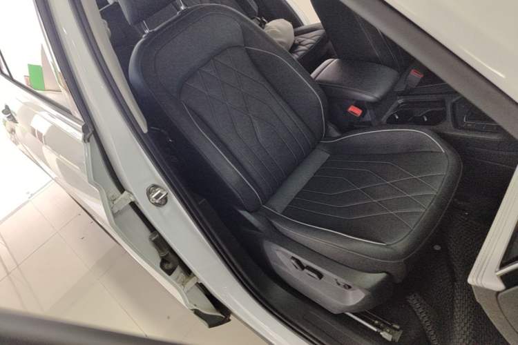 Used Volkswagen Tiguan L 2024 Outstanding Model 300TSI Automatic Two-Wheel Drive Longteng Edition Right Front Seat