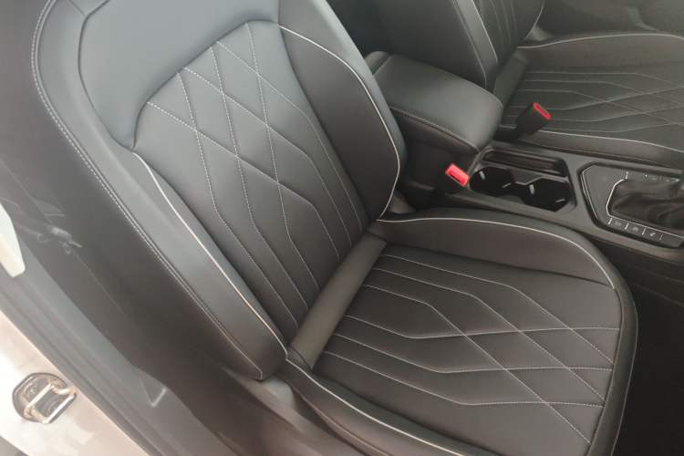 Used Volkswagen Tiguan L 2024 Outstanding Model 330TSI Automatic Two-Wheel Drive R-Line Dragon Glory Edition Right Front Seat