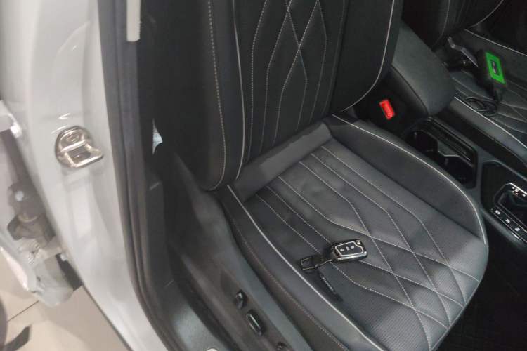 Used Volkswagen Tiguan L 2024 330TSI Automatic Two-Wheel Drive R-Line Enhanced Edition Right Front Seat