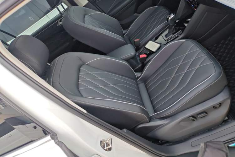 Used Volkswagen Tiguan L 2024 Outstanding Model 330TSI Automatic Two-Wheel Drive R-Line Dragon Glory Edition Right Front Seat