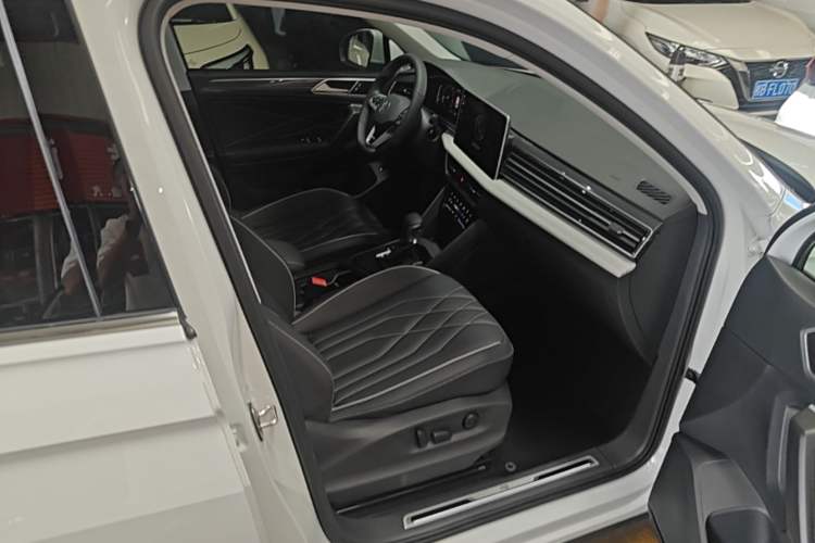 Used Volkswagen Tiguan L 2024 330TSI Automatic Two-Wheel Drive R-Line Enhanced Edition Right Front Seat