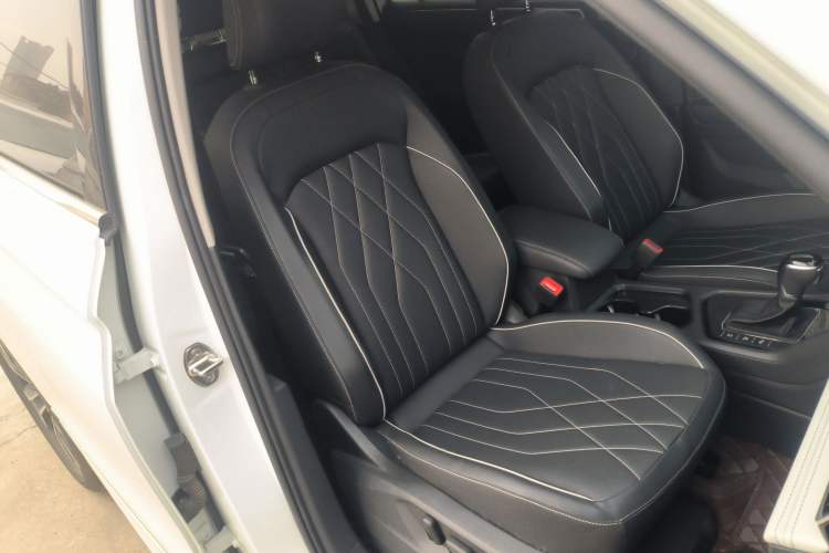 Used Volkswagen Tiguan L 2024 Outstanding Model 330TSI Automatic Two-Wheel Drive R-Line Dragon Glory Edition Right Front Seat