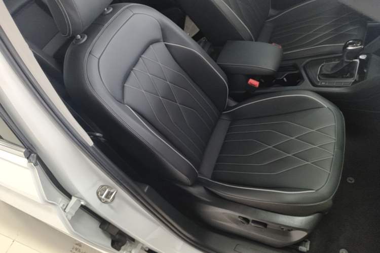 Used Volkswagen Tiguan L 2024 Outstanding Model 300TSI Automatic Two-Wheel Drive Longteng Edition Right Front Seat