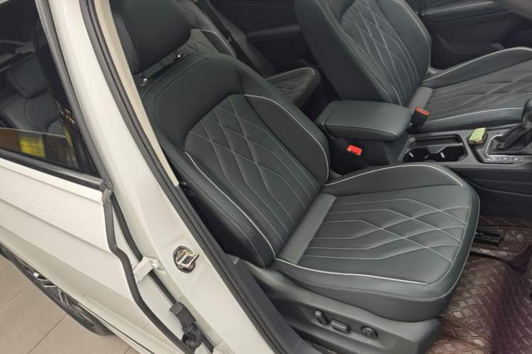 Used Volkswagen Tiguan L 2024 330TSI Automatic Two-Wheel Drive R-Line Enhanced Edition Right Front Seat