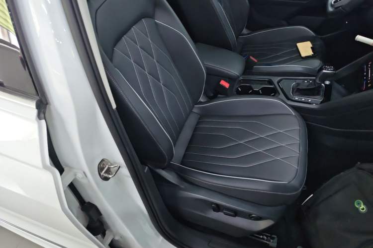 Used Volkswagen Tiguan L 2024 Outstanding Model 330TSI Automatic Two-Wheel Drive R-Line Dragon Glory Edition Right Front Seat