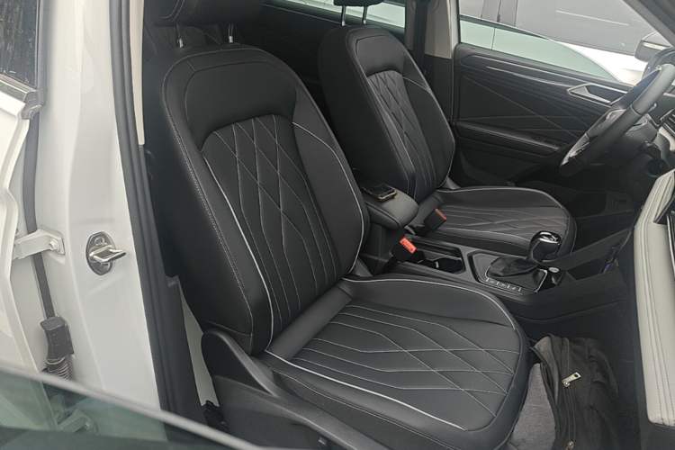 Used Volkswagen Tiguan L 2024 Outstanding Model 330TSI Automatic Two-Wheel Drive R-Line Dragon Glory Edition Right Front Seat