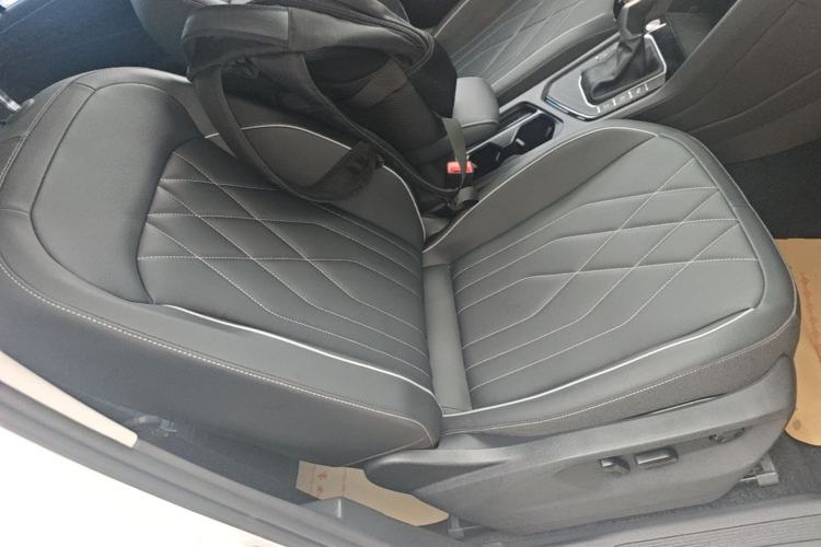Used Volkswagen Tiguan L 2024 Outstanding Model 330TSI Automatic Two-Wheel Drive R-Line Dragon Glory Edition Right Front Seat