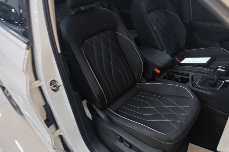 Used Volkswagen Tiguan L 2024 Outstanding Model 330TSI Automatic Two-Wheel Drive R-Line Dragon Glory Edition Right Front Seat