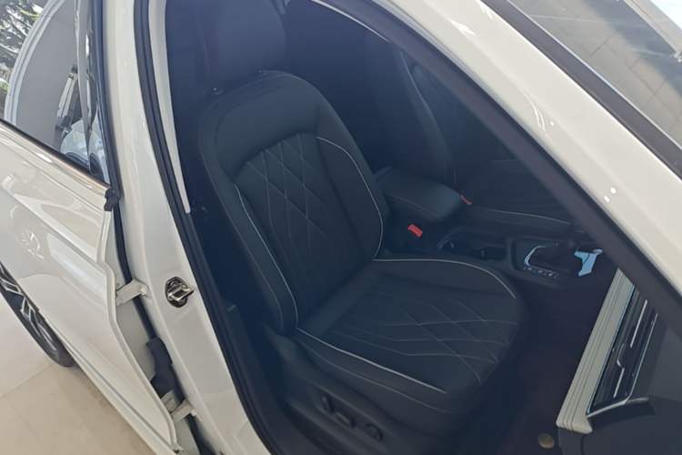 Used Volkswagen Tiguan L 2024 330TSI Automatic Two-Wheel Drive R-Line Enhanced Edition Right Front Seat