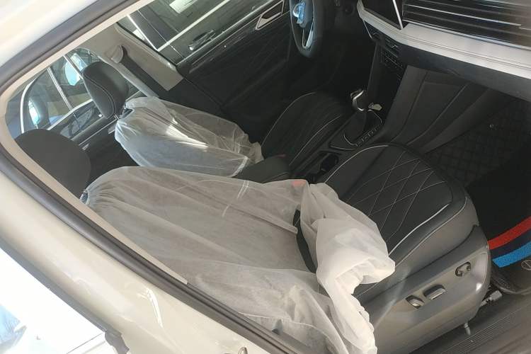 Used Volkswagen Tiguan L 2024 Outstanding Model 330TSI Automatic Two-Wheel Drive R-Line Dragon Glory Edition Right Front Seat