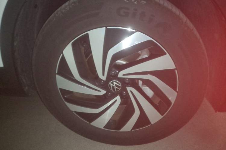 Used Volkswagen Tiguan L 2024 Outstanding Model 300TSI Automatic Two-Wheel Drive Longteng Edition Right Front Wheel Hub