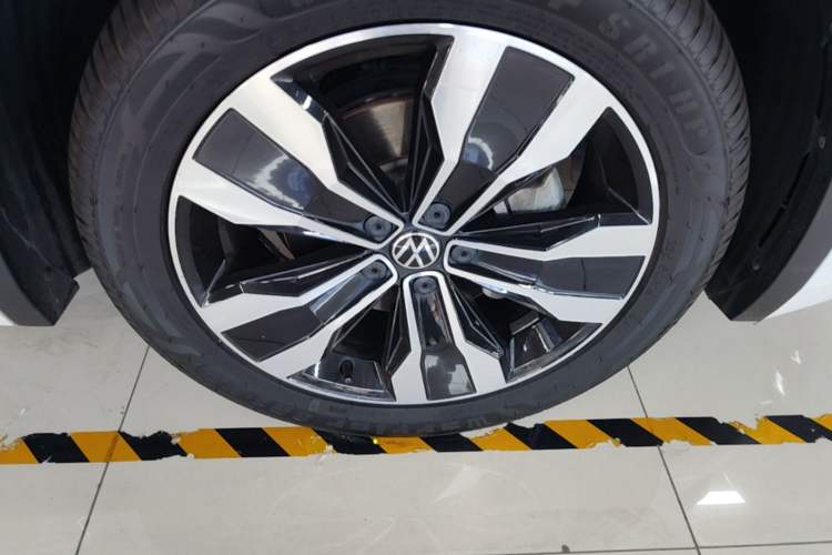 Used Volkswagen Tiguan L 2024 330TSI Automatic Two-Wheel Drive R-Line Enhanced Edition Right Front Wheel Hub