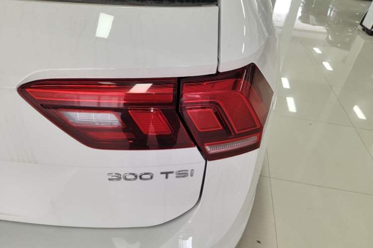 Used Volkswagen Tiguan L 2024 Outstanding Model 300TSI Automatic Two-Wheel Drive Longteng Edition Right Rear Taillight