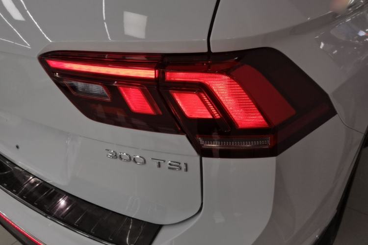Used Volkswagen Tiguan L 2024 Outstanding Model 300TSI Automatic Two-Wheel Drive Longteng Edition Right Rear Taillight