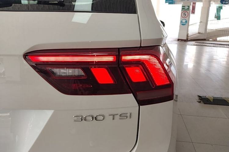 Used Volkswagen Tiguan L 2024 Outstanding Model 300TSI Automatic Two-Wheel Drive Longteng Edition Right Rear Taillight