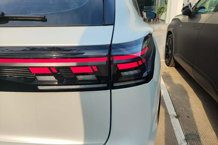 Used Volkswagen Tiguan L 2024 PRO 380TSI Four-Wheel Drive R-Line Prestige Edition Right Rear Taillight