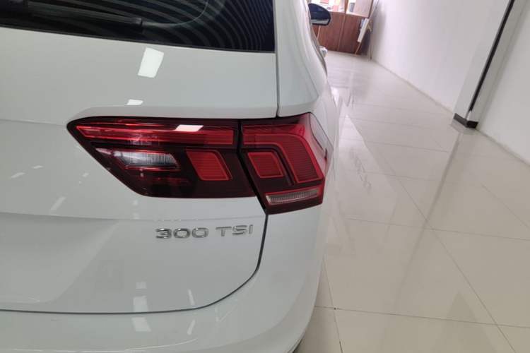 Used Volkswagen Tiguan L 2024 Outstanding Model 300TSI Automatic Two-Wheel Drive Longteng Edition Right Rear Taillight