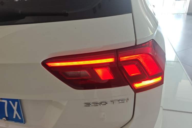 Used Volkswagen Tiguan L 2024 Outstanding Model 330TSI Automatic Two-Wheel Drive R-Line Dragon Glory Edition Right Rear Taillight