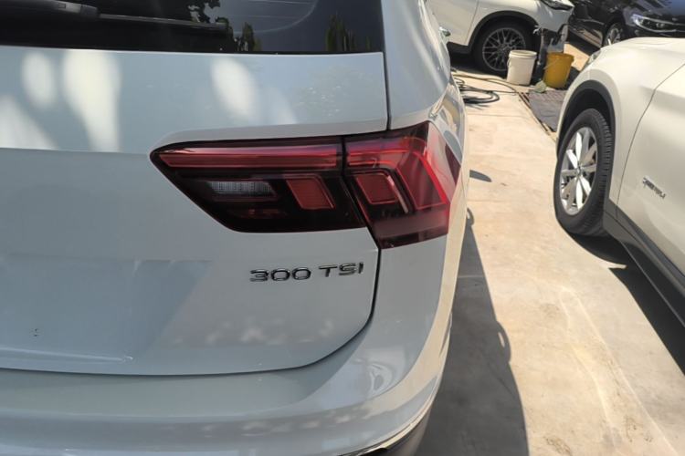 Used Volkswagen Tiguan L 2024 Outstanding Model 300TSI Automatic Two-Wheel Drive Longteng Edition Right Rear Taillight