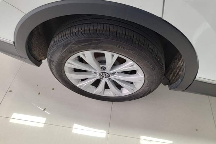 Used Volkswagen Tiguan L 2024 Outstanding Model 300TSI Automatic Two-Wheel Drive Longteng Edition Right Rear Wheel Hub