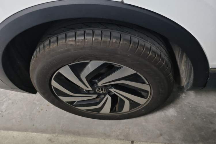Used Volkswagen Tiguan L 2024 Outstanding Model 300TSI Automatic Two-Wheel Drive Longteng Edition Right Rear Wheel Hub
