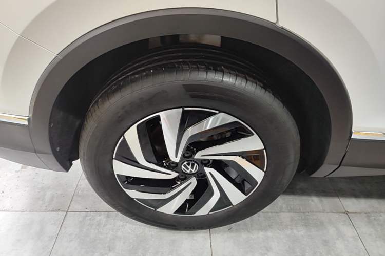 Used Volkswagen Tiguan L 2024 Outstanding Model 300TSI Automatic Two-Wheel Drive Longteng Edition Right Rear Wheel Hub