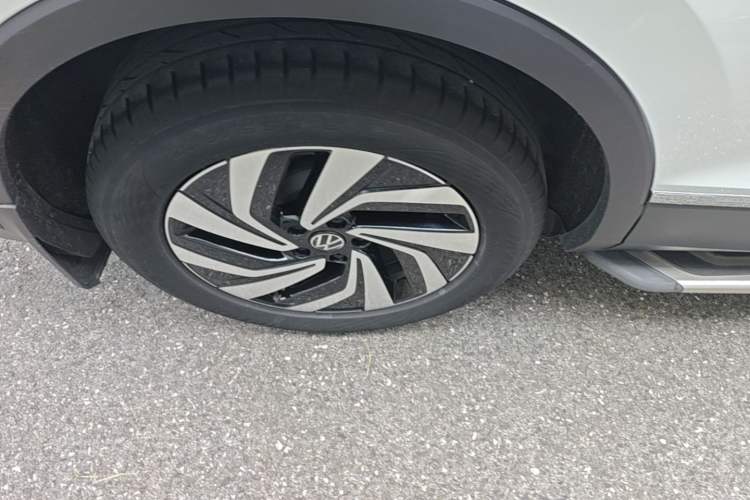 Used Volkswagen Tiguan L 2024 300TSI Automatic Two-Wheel Drive Smart Edition Right Rear Wheel Hub