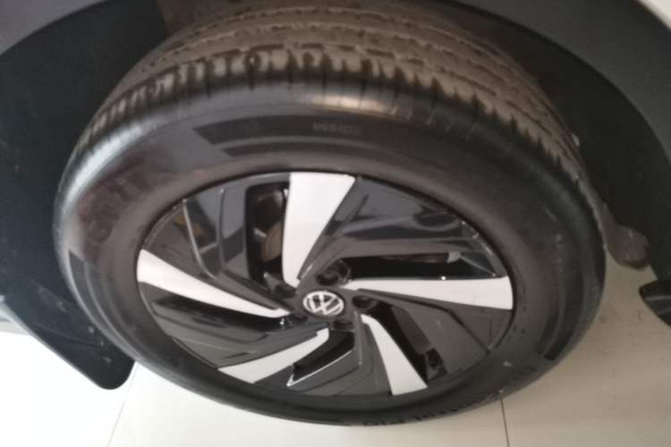 Used Volkswagen Tiguan L 2024 Outstanding Model 300TSI Automatic Two-Wheel Drive Longteng Edition Right Rear Wheel Hub