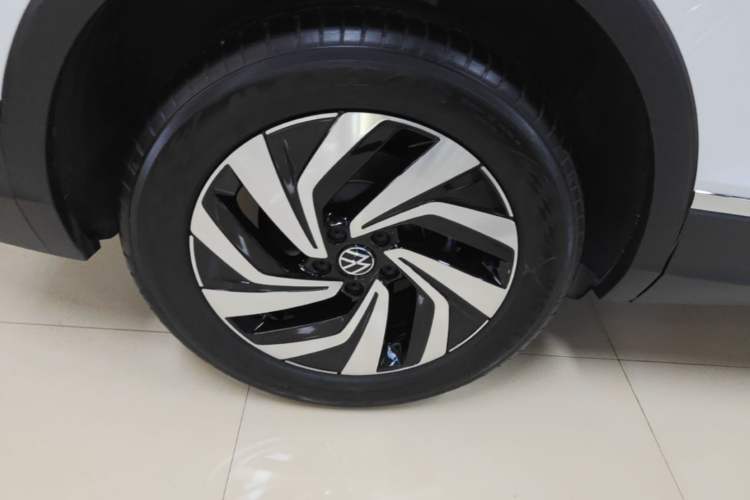Used Volkswagen Tiguan L 2024 Outstanding Model 300TSI Automatic Two-Wheel Drive Longteng Edition Right Rear Wheel Hub