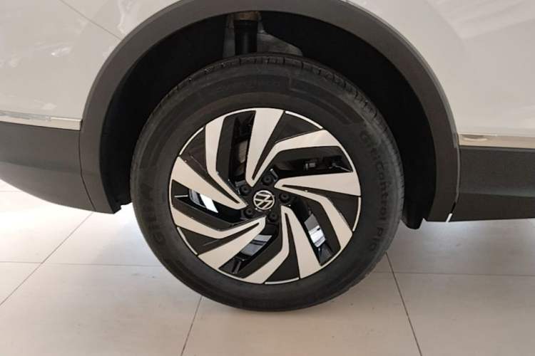 Used Volkswagen Tiguan L 2024 Outstanding Model 300TSI Automatic Two-Wheel Drive Longteng Edition Right Rear Wheel Hub