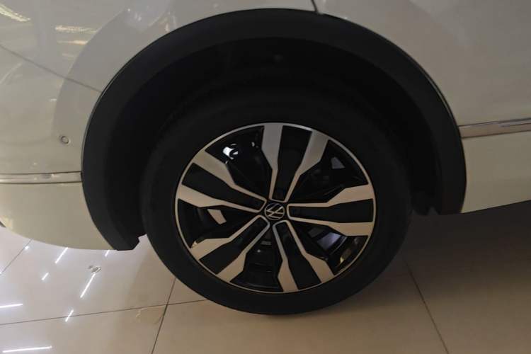 Used Volkswagen Tiguan L 2024 330TSI Automatic Two-Wheel Drive R-Line Enhanced Edition Right Rear Wheel Hub