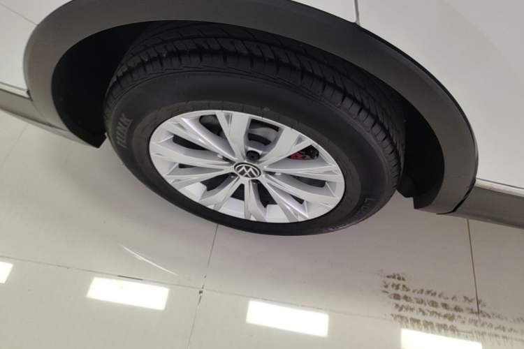 Used Volkswagen Tiguan L 2024 Outstanding Model 300TSI Automatic Two-Wheel Drive Longteng Edition Right Rear Wheel Hub