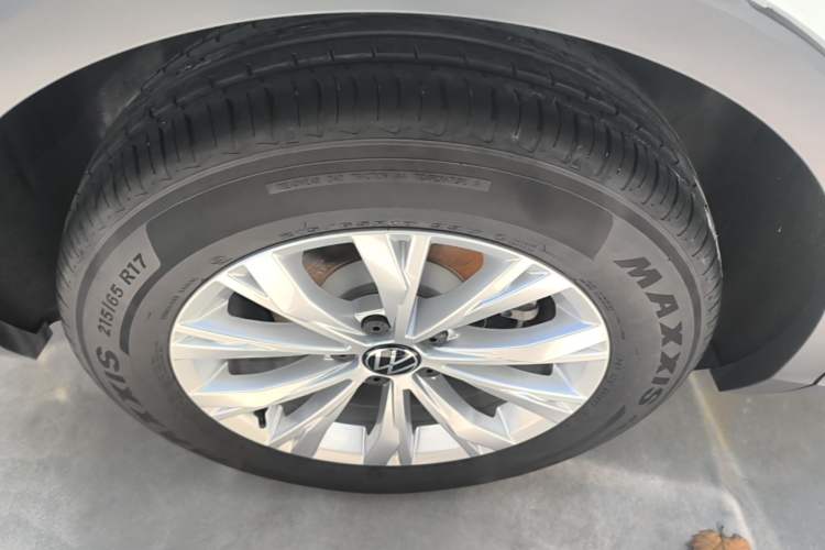 Used Volkswagen Tiguan L 2024 Outstanding Model 300TSI Automatic Two-Wheel Drive Longteng Edition Right Rear Wheel Hub