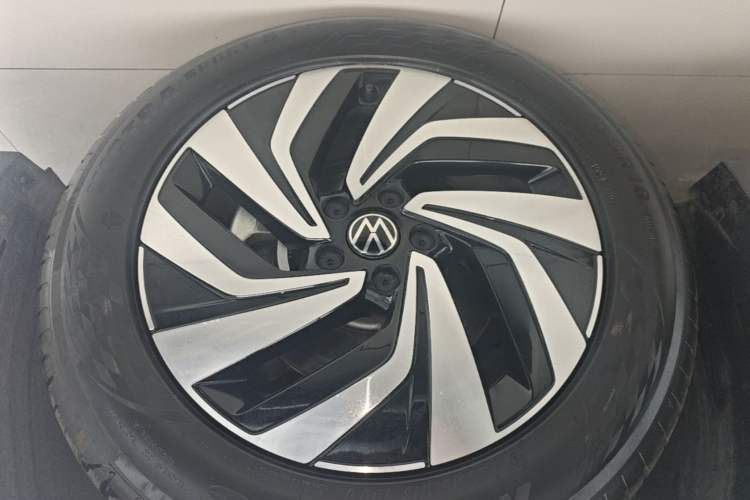 Used Volkswagen Tiguan L 2024 Outstanding Model 330TSI Automatic Two-Wheel Drive R-Line Dragon Glory Edition Right Rear Wheel Hub