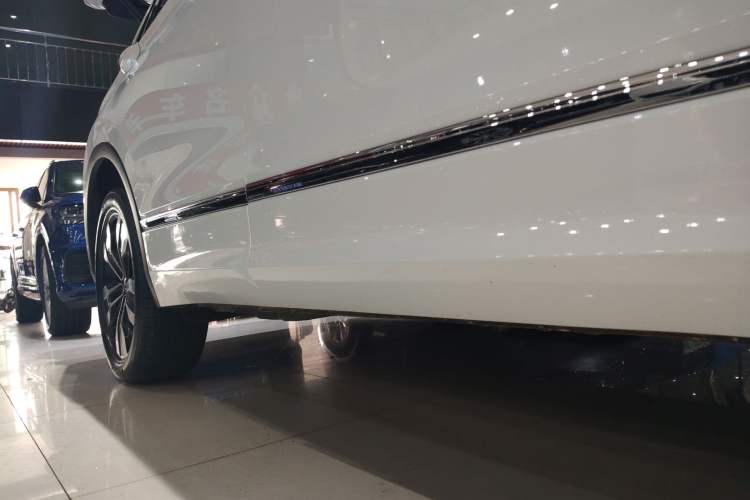 Used Volkswagen Tiguan L 2024 330TSI Automatic Two-Wheel Drive R-Line Enhanced Edition Right Side Sill